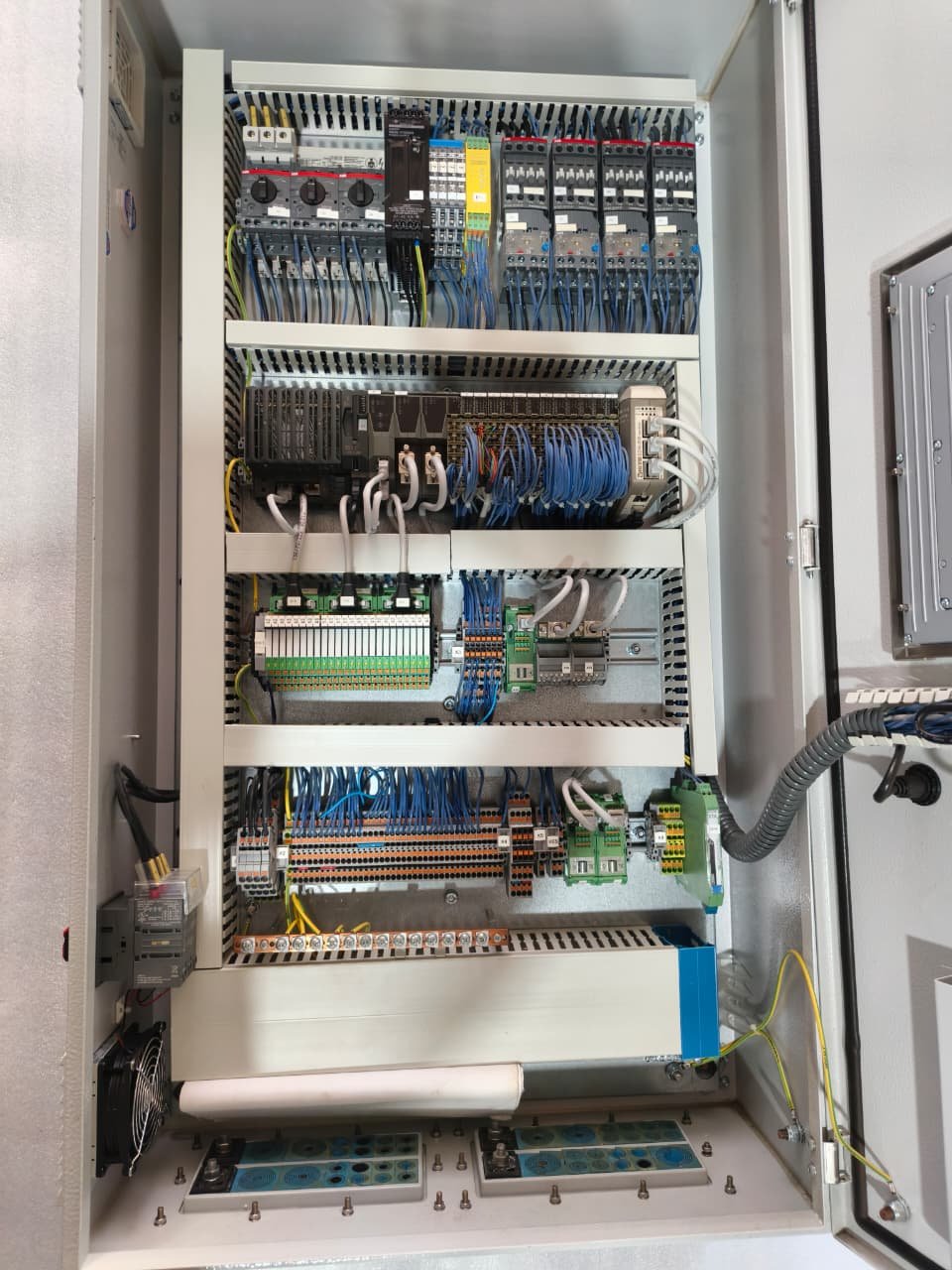 A06B-6096-H207 FANUC SERVO AMPLIFIER MODULE A06B6096H207 thumbnail 6186