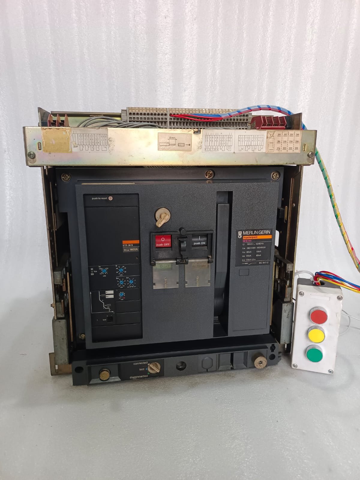 MERLIN GERIN M16H1 AIR CIRCUIT BREAKER MASTERPACT M16H1 AIR CIRCUIT BREAKER thumbnail 2