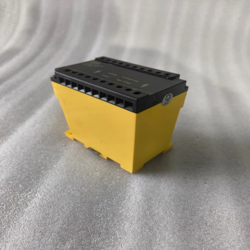 BENDER AGH204S-4 Ankoppelgerat Coupling Device B914013 | Insulation Monitoring Coupling Device for IT Systems thumbnail 4