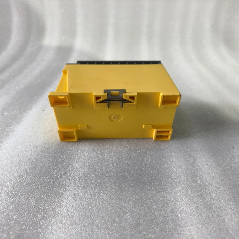 BENDER AGH204S-4 Ankoppelgerat Coupling Device B914013 | Insulation Monitoring Coupling Device for IT Systems thumbnail 5