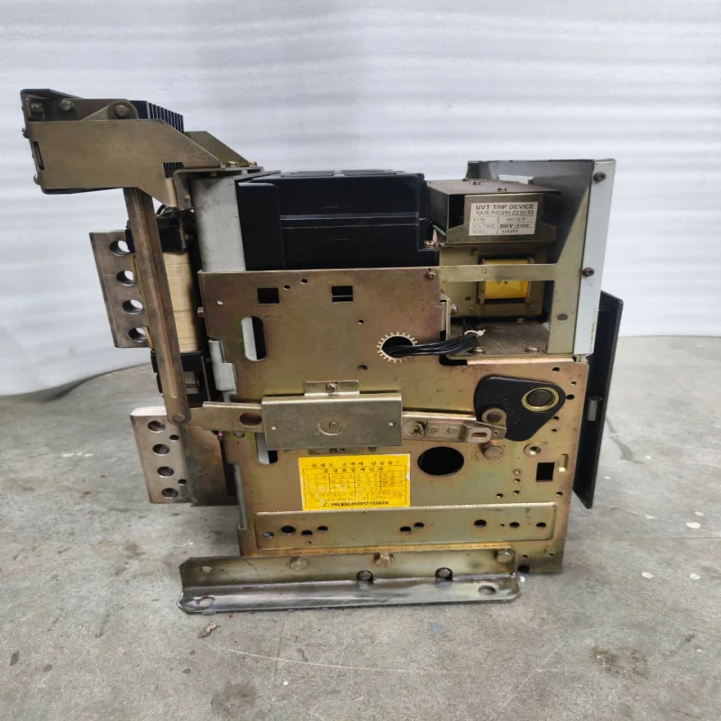 Hyundai HAT40 Air Circuit Breaker ACB | 4000A Low Voltage Air Circuit Breaker | Hyundai Heavy Industries Industrial Power Protection thumbnail 4